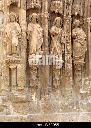 Skulptur auf der Fassade der Kirche Santa Maria, Requena, Valencia, Spanien Stockfoto