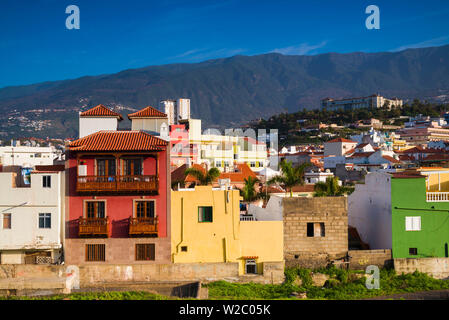 Spanien, Kanarische Inseln, Teneriffa, Puerto de la Cruz, direkt am Wasser Häuser Stockfoto