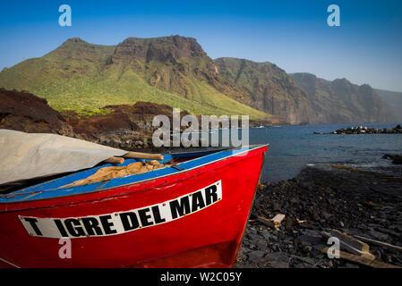 Spanien, Kanarische Inseln, Teneriffa, Punta de Teno, Fischerboote und Küstenlandschaft. Stockfoto