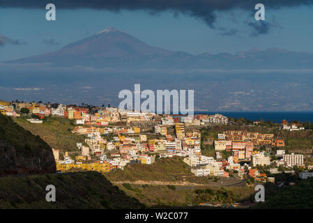 Spanien, Kanarische Inseln, La Gomera, San Sebastian de la Gomera, Blick auf die Stadt mit der Pico del Teide auf Teneriffa Stockfoto