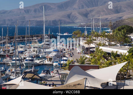 Spanien, Kanarische Inseln, Lanzarote, Puerto Calero, erhöht mit Blick auf den Hafen Stockfoto