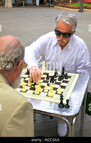 Männer spielen Schach in Santa Catalina Park, Las Palmas de Gran Canaria, Gran Canaria, Kanarische Inseln, Spanien, Atlantik, Europa Stockfoto