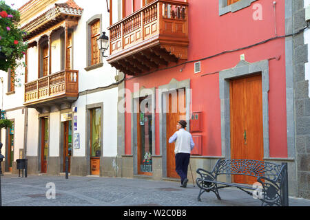 Alte Häuser mit den traditionell geschnitzten Balkonen in der Calle Real de la Plaza, das Zentrum der Altstadt, Telde, Gran Canaria, Kanarische Inseln, Spanien, Atlantik, Europa Stockfoto