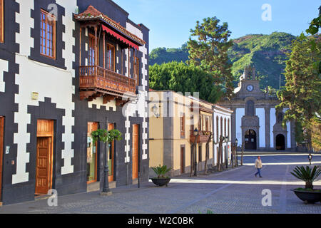 Alte Häuser mit den traditionell geschnitzten Balkonen in der Calle Real de la Plaza, das Zentrum der Altstadt, Telde, Gran Canaria, Kanarische Inseln, Spanien, Atlantik, Europa Stockfoto