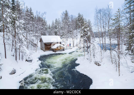 Myllykoski Stromschnellen und alte Mühle in Juuma, Oulankajoki Nationalpark, Kuusamo, Finnland Stockfoto