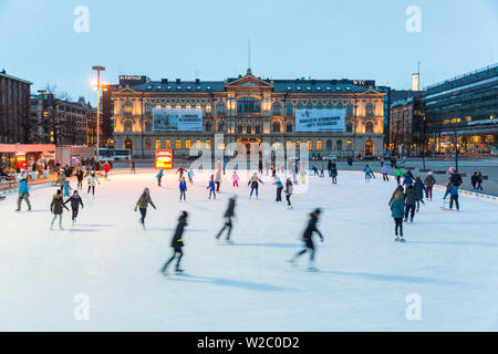 Eisbahn vor Ateneum, Kunstmuseum, Helsinki, Finnland Stockfoto