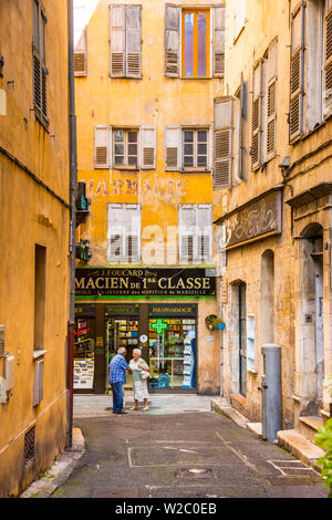 Straßenszene in Grasse, Alpes Maritimes, Provence-Alpes-Cote d'Azur, Französische Riviera, Frankreich Stockfoto