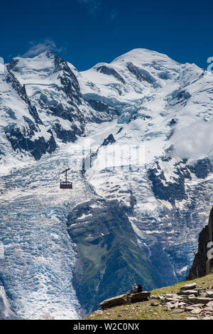 Seilbahn vor der Mt. Blanc aus Mt. Brevent, Chamonix, Haute Savoie, Rhone Alpes, Frankreich Stockfoto