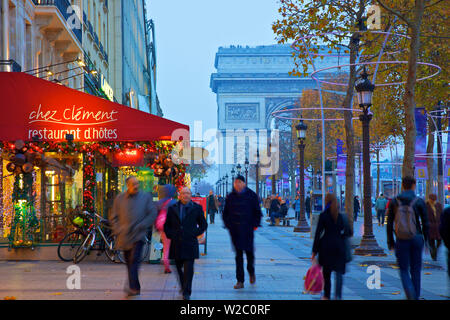 Weihnachten Dekorationen auf Avenue des Champs-Elysees, Arc De Triomphe im Hintergrund, Paris, Frankreich in Westeuropa. Stockfoto