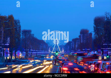 Big Wheel und Weihnachten Dekorationen, Avenue des Champs-Elysées, Paris, Frankreich in Westeuropa. Stockfoto