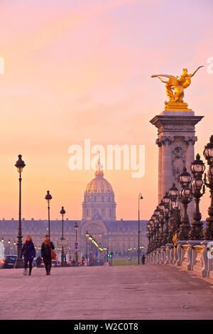 Auf der Suche über die Pont Alexandre III Zu den Dom, Paris, Frankreich in Westeuropa. Stockfoto