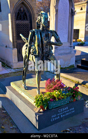 Baldaccini Cesar's Grabstein, Friedhof Montparnasse Montparnasse, Paris, Frankreich, Westeuropa. Stockfoto