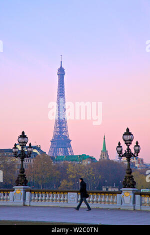 Auf der Suche über die Pont Alexandre III zum Eiffelturm, Paris, Frankreich in Westeuropa. Stockfoto