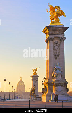 Auf der Suche über die Pont Alexandre III Zu den Dom, Paris, Frankreich in Westeuropa. Stockfoto