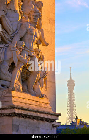 Triumphbogen Mit dem Eiffelturm im Hintergrund, Paris, Frankreich in Westeuropa. Stockfoto