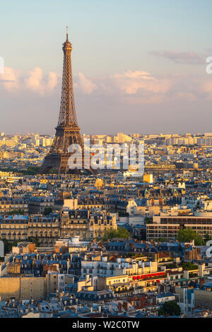 Erhöhte Blick über die Stadt mit der Eiffelturm in der Ferne, Paris, Frankreich, Europa Stockfoto