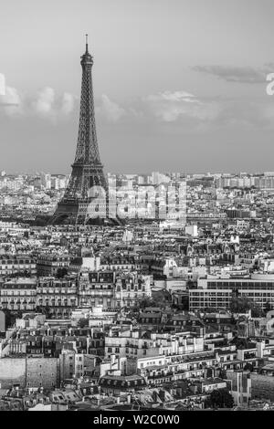 Erhöhte Blick über die Stadt mit der Eiffelturm in der Ferne, Paris, Frankreich, Europa Stockfoto