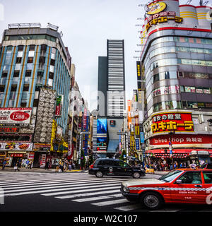 Tokyo, Japan - 10. Mai 2019: Stadt Straße mit Masse Menschen auf Zebra Zebrastreifen in Shinjuku entfernt. Shinjuku ist eine spezielle Station in Tokio für shoppi Stockfoto