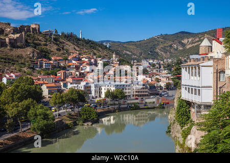 Georgien, Tiflis, Avlabari, Blick auf Tbilisi von Klippe über Mtkvari (Kura) Fluss mit Blick auf die Altstadt Stockfoto