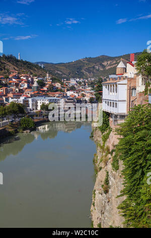 Georgien, Tiflis, Avlabari, Blick auf Tbilisi von Klippe über Mtkvari (Kura) Fluss mit Blick auf die Altstadt Stockfoto