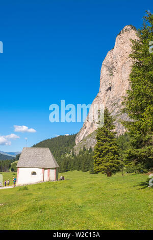 Kleine Kapelle auf einer Alp Wiese in den Dolomiten in Italien Stockfoto