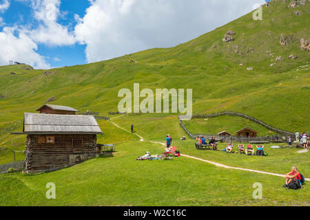 Wanderer ruht auf einer Wiese an einem Mountain Lodge Stockfoto