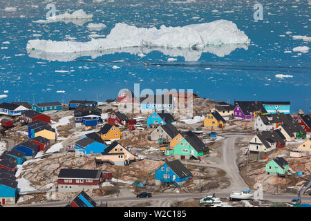 Grönland, Disko-Bucht, Ilulissat, erhöhten Blick auf die Stadt mit schwimmendes Eis Stockfoto