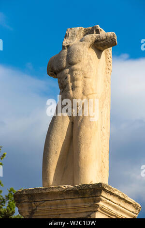 Griechenland, Attika, Athen, der Agora, Statuen, die entlang der ehemaligen Fassade der Odeon des Herodes Agrippa Stockfoto