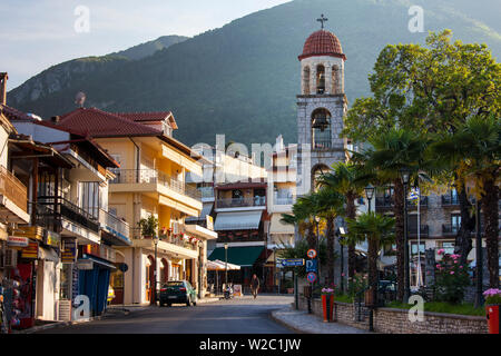 Griechenland, Makedonien Region, Litochoro, Blick auf die Stadt mit Agios Nikolaos Kirche Stockfoto