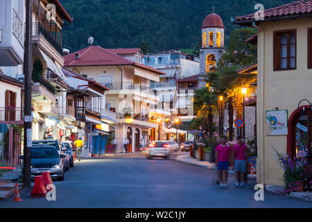 Griechenland, Makedonien Region, Litochoro, Blick auf die Stadt mit Agios Nikolaos Kirche Stockfoto