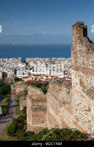 Griechenland, Mazedonien Zentralregion, Thessaloniki, erhöhten Blick auf die Stadt von der Oberstadt mit alten Stadtmauern, morgen Stockfoto