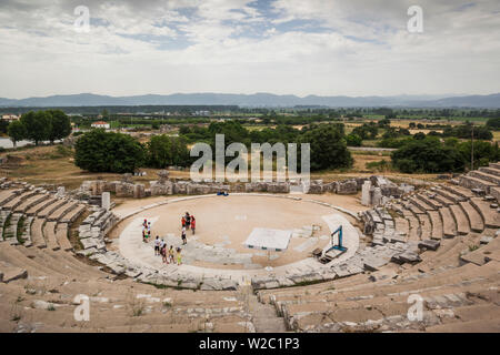 Griechenland, OstMazedonien und Thrace Region, Philippi, Ruinen der antiken Stadt gegründet 360 v. Chr. erhöhten Blick auf das theater Stockfoto