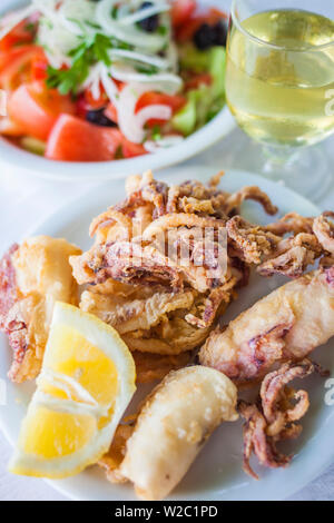 Griechenland, Ostmakedonien und Thrakien, Kavala, Griechischer Salat mit gebratenen Tintenfisch und Glas Wein Stockfoto