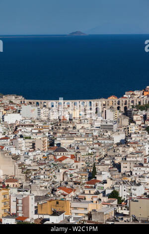 Griechenland, Ostmakedonien und Thrakien, Kavala, erhöhten Blick auf die Stadt mit der kamares Aquädukt, 1530 gebaut von Suleiman dem Prächtigen Stockfoto