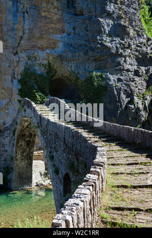 Griechenland, Region Epirus, Zagorohoria Bereich, Vikos-Schlucht, osmanischen gewölbte Brücke über den Fluss Voidomatis Stockfoto