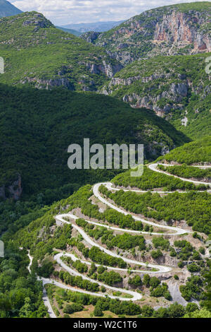 Griechenland, Region Epirus, Zagorohoria Bereich, Vikos-Schlucht, weltweit tiefste Schlucht, erhöhte Sicht auf die Spitzkehre-Straße in die Dörfer Papingo Stockfoto