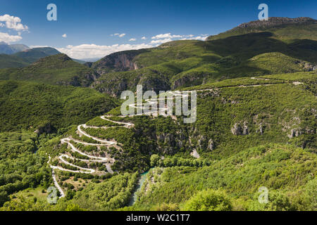 Griechenland, Region Epirus, Zagorohoria Bereich, Vikos-Schlucht, weltweit tiefste Schlucht, erhöhte Sicht auf die Spitzkehre-Straße in die Dörfer Papingo Stockfoto