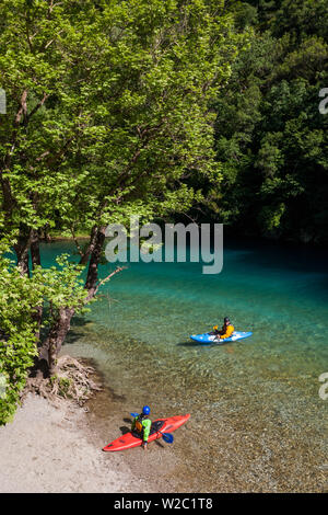 Griechenland, Region Epirus, Zagorohoria Bereich, Vikos-Schlucht, tiefste Schlucht der Welt, Kajakfahrer, Voidomatis-Fluss Stockfoto