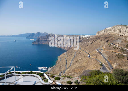 Blick auf die Caldera von oben Hafen Athinios, Santorini (Thira), Kykladen, Griechenland Stockfoto