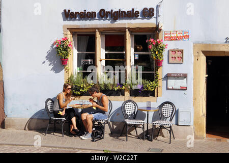 Paar beim traditionellen Elsass snack von Fammekuchen in einem Café in Petit France Gegend von Straßburg Frankreich Stockfoto