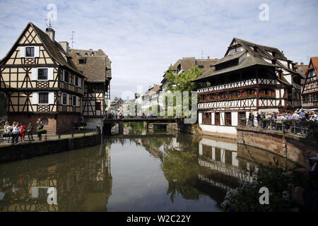 Touristen über eine der vielen Brücken in Petit France, Straßburg, Frankreich Stockfoto