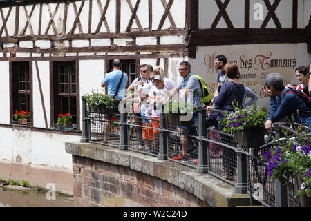 Touristen in Petit France, Straßburg, Frankreich Stockfoto