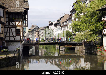 Touristen über eine der vielen Brücken in Petit France, Straßburg, Frankreich Stockfoto