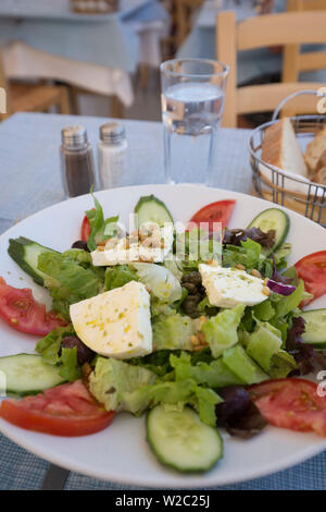 Griechischer Salat, Oia, Santorini (Thira), Kykladen, Griechenland Stockfoto