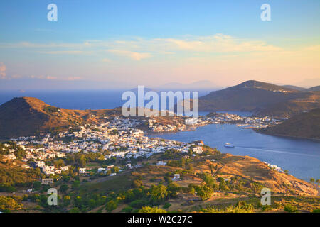 Erhöhte Blick über Skala, Patmos, Dodekanes, Griechische Inseln, Griechenland, Europa Stockfoto