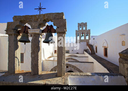 Die Glockentürme im Kloster des Heiligen Johannes in Chora, Patmos, Dodekanes, griechische Inseln, Griechenland, Europa Stockfoto