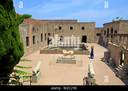 Tourist, Foto in das Archäologische Museum, Altstadt, Rhodos, Dodekanes, Griechische Inseln, Griechenland, Europa Stockfoto