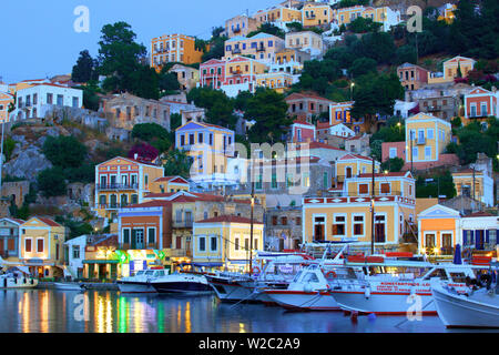 Boote im Hafen von Symi bei Dämmerung, Symi, Dodekanes, griechische Inseln, Griechenland, Europa Stockfoto