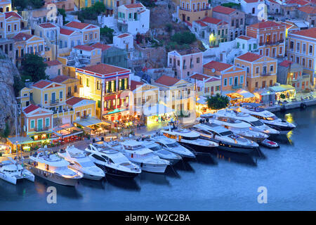 Boote in den Hafen von Symi erhöhten Winkel bei Dämmerung, Symi, Dodekanes, Griechische Inseln, Griechenland, Europa Stockfoto