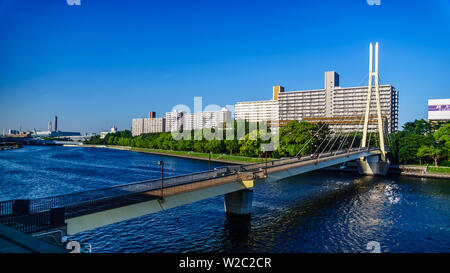 Tokyo, Japan - 8. Mai 2019: Brücke sehen Sie auf dem Fluss, bei Reisen vom Flughafen Haneda Monorail zur Hamamatsucho Station. Stockfoto